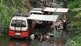 網友在臉書「頭城大小事」發文，有民眾把車開進宜蘭福德坑溪床中搭棚、戲水，畫面曝光後引起熱議，有人擔心水源被污染，生態也會受到影響。