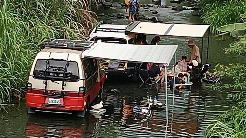 車開進溪床搭棚戲水違法？　宜縣府回應了