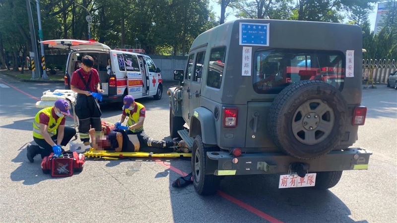 女兵開軍車進營區撞機車　騎士滿臉血倒地