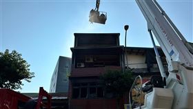 整棟民宅被燒得焦黑，場面相當觸目驚心。（圖／消防隊提供）