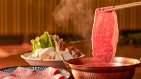 「黑毛屋本家」肉品嚴選日本A5和牛、西班牙Bellota伊比利豬、澳洲和牛牛小腸、雲林產黑羽土雞，品嚐迷人的好肉風味。（圖／品牌業者提供）