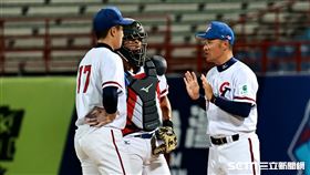 ▲亞洲U18青棒錦標賽，台灣隊先發投手陳睦衡首局遭遇亂流，投手教練羅健銘喊暫停。（圖／記者劉彥池攝影）