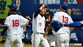 ▲亞洲U18青棒錦標賽，台灣隊先發投手陳睦衡和隊友擊掌。（圖／記者劉彥池攝影）