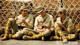 《聽海湧》中黃冠智（左起）、吳翰林、朱宥丞其實並非有血緣的三兄弟。（圖片提供：公視）