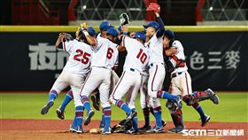 ▲亞洲U18青棒錦標賽，台灣隊1:0完封韓國隊，球員賽後跳舞慶祝勝利。（圖／記者劉彥池攝影）