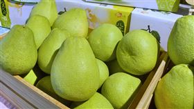 新北文旦柚上市中秋節即將到來，新北市政府27日舉辦文旦柚上市記者會，現場擺滿文旦柚相關禮盒，新北市長侯友宜也到場促銷，並盼透過宣傳活動，讓更多人看到新北優質農產品。圖為八里文旦禮盒。中央社記者黃旭昇新北市攝  113年8月27日