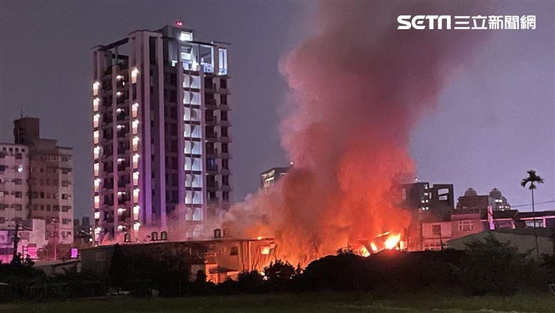 台中汽修廠大火　延燒三間鐵皮屋灌救中
