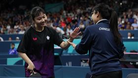 田曉雯賽後開心跟教練莊紋娟擊掌慶祝。（圖／體育署提供）