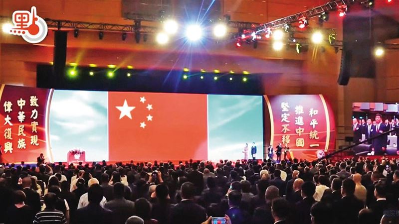 陪唱中國國歌還起立　退將赴陸被統戰慘了