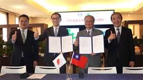 台積電效益 台灣優良食品發展協會率團赴熊本拓商機台積電在日本熊本縣設廠，帶來商機。台灣優良食品發展協會（TQF協會）2日邀15家台灣優質食品企業到熊本辦理食品商務交流，TQF協會與九州地區生技產業群聚推進協議會（KBCC）簽署合作備忘錄（MOU）。圖由左而右，熊本產業支援財團的理事長厚地昭仁、KBCC會長田中一成、TQF協會理事長周能傳、台北駐福岡經濟文化辦事處處長陳銘俊。中央社記者楊明珠熊本攝 113年9月2日