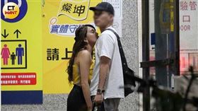 直擊小優偕刺青男逛超市　一起買食材返家