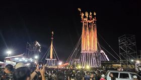 冥陽同歡  宜蘭頭城搶孤鬼門關前登場相傳已有200多年歷史的宜蘭頭城搶孤民俗活動2日深夜、也就是在農曆7月最後一天深夜鬼門關前一刻登場，吸引不少民眾欣賞，呈現冥陽同歡氣氛。中央社記者沈如峰宜蘭縣攝 113年9月3日