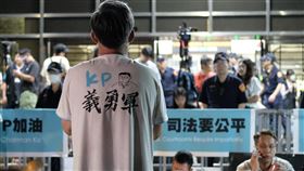 檢廉偵辦京華城案 柯文哲支持者法院外聚集檢廉偵辦京華城案，聲押前台北市長柯文哲、前台北市副市長彭振聲。台北地院1日晚間召開羈押庭，近300人場外聲援，有民眾身穿柯文哲頭像衣服加油相挺。中央社記者趙世勳攝  113年9月2日