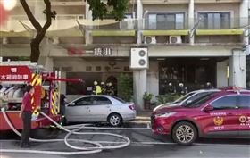 小統一牛排館清晨火警。（圖／翻攝畫面）