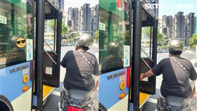 公車司機擔心太熱，決定將車門打開，讓機車騎士在等紅燈時一起吹冷氣。（圖／網友「＠cll.jy」授權提供）