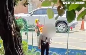 車手詐百萬面交　突被工人上銬才知是警察（圖／翻攝畫面）