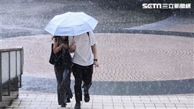 大雨,雨,下雨,雨天,降雨,天氣,氣象,路人。（圖／記者鄭孟晃攝影）