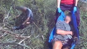 老翁垂頭詭姿坐著「石化」，一旁路人看見撞膽靠近。（圖／翻攝畫面）