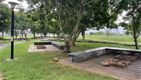 新北中秋開放6處河濱可烤肉4天新北市中秋節期間4天，開放6處河濱公園定點及臨時烤肉區可烤肉賞月。圖為樹林區鹿角溪原住民主題部落公園烤肉野炊區。（高灘處提供）中央社記者王鴻國傳真  113年9月3日