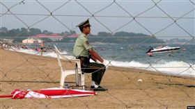 河北省北戴河只供中國政府官員使用的私人海灘上，一名士兵在警戒執勤