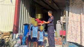 汪姓女子的丈夫因病過世，她得獨自撫養3名孩子，警方心有不忍，協助籌集善款以幫他們度過難關。（圖／警方提供）