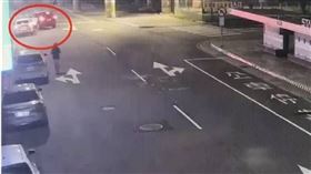 ▲基隆毒品通緝犯凌晨違規停車被攔查，驚險追逐波及計程車。（ 圖／翻攝畫面）