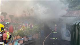 疑似因神明廳內的燈具走火，引發火警。（無／消防隊提供）