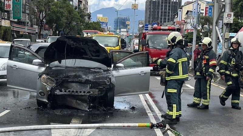 北市轎車行駛中發爐　路中央冒火燃燒