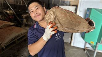 「補路英雄」之子扛起瀝青…傳承父親信念