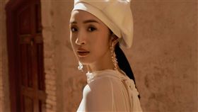 林依晨赴新疆拍攝時尚大片，漫步在喀什古城。(圖／島iSLAND提供)