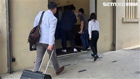 法醫與檢察官趕抵殯儀館，以釐清死者確切死因。（圖／記者黃翎瑄攝）