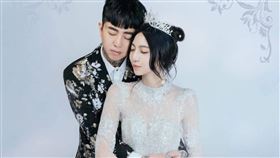 謝和弦（左）高調曬婚紗照。（圖／翻攝自謝和弦臉書）