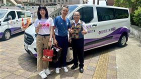 愛爾麗送暖到屏東美和科大　慨捐5台復康巴士再加200萬助學金