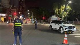 高雄中華四路與興中二路口發生自撞車禍。（圖／翻攝自記者爆料網）