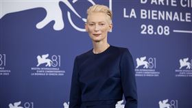 蒂妲史雲頓在《隔壁的房間》罹患絕症。（圖／華納兄弟提供）