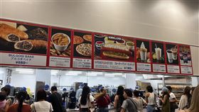 男網友在沖繩好市多醬料區，見到在台灣已成歷史的洋蔥、酸黃瓜無限自取服務。（圖／翻攝自Costco好市多 商品經驗老實說）