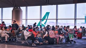 國泰航空2023年轉虧為盈國泰航空公司13日發布業績公告顯示，因為疫情連續虧損3年後，2023年實現轉虧為盈，獲利港幣97.89億元（約新台幣395億元）。圖為大量旅客在香港國際機場等候搭乘國泰航班。（中通社提供）中央社  113年3月13日