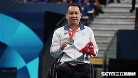 台灣帕運桌球好手程銘志收下巴黎帕運男子單打TT5級銀牌。（圖／記者蔡厚瑄攝影）