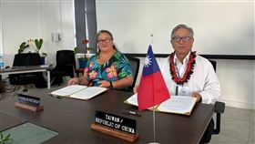 台灣與PIF簽署合作協定外交部政次田中光（右）於8月30日與PIF秘書處副秘書長Desna Solofa簽署合作協定。（外交部提供）中央社記者楊堯茹傳真 113年9月1日