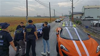 超跑巷再現！「上億車隊」南下送行鴨頭