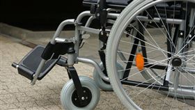 一名女子因飲食控制不當，導致力弱症，某次走路跌到竟發生骨折，導致只能坐輪椅行動。（示意圖／Pixabay）