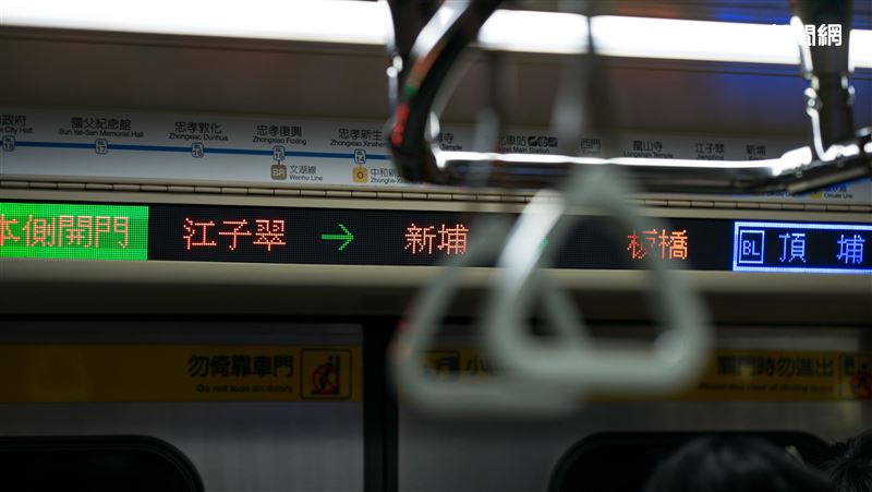 黑衣男搭捷運「狂抽電子煙」囂張行徑眾怒