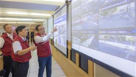 侯友宜一早前往市府9樓交控中心關心車流狀況。（圖／新北市府提供）