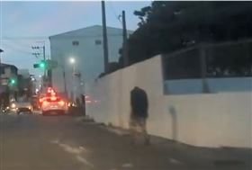 鬼月才剛過！台中街頭驚見「無頭人」（圖／翻攝THEREADS)