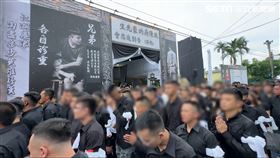 現場湧入3千逾人到場致意，一路排隊送鴨頭最後一程。（圖／記者簡榮良攝影）