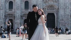 闆妹與老公豪哥去年到米蘭大教堂拍婚紗（圖／翻攝自臉書）