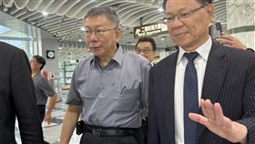 柯文哲搭機抵花蓮民眾黨主席柯文哲（前左）4日搭乘包機赴花蓮參加國民黨立委傅(山昆)萁母親告別式，約在上午9時35分抵達花蓮機場，面對記者提問沒有回應。中央社記者張祈攝  113年9月4日