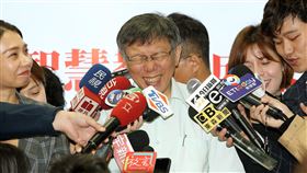 名嘴建議韓國瑜挖角黃(水靜)瑩  柯文哲：要努力出價對於有名嘴建議國民黨總統參選人韓國瑜挖角北市府副發言人「學姊」黃(水靜)瑩，台北市長柯文哲（中）31日受訪時笑說，價碼要出得夠高、他們要努力出價。中央社記者郭日曉攝  108年10月31日