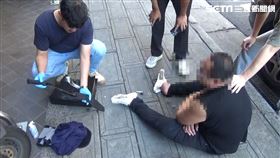 北市警方在桂林路逮獲張姓搶匪，並起獲作案用的刀械。（圖／翻攝畫面）