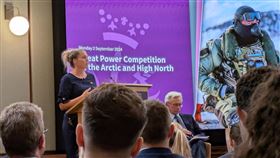 挪威國防次長：密切關注俄中在極圈活動和協作挪威國防次長安涅魯德（左方站立者）2日在倫敦演說提到，中國在極圈和高北方區域日益活躍並持續強化與俄羅斯的戰略夥伴關係，挪威將密切關注相關發展。中央社記者陳韻聿倫敦攝  113年9月4日